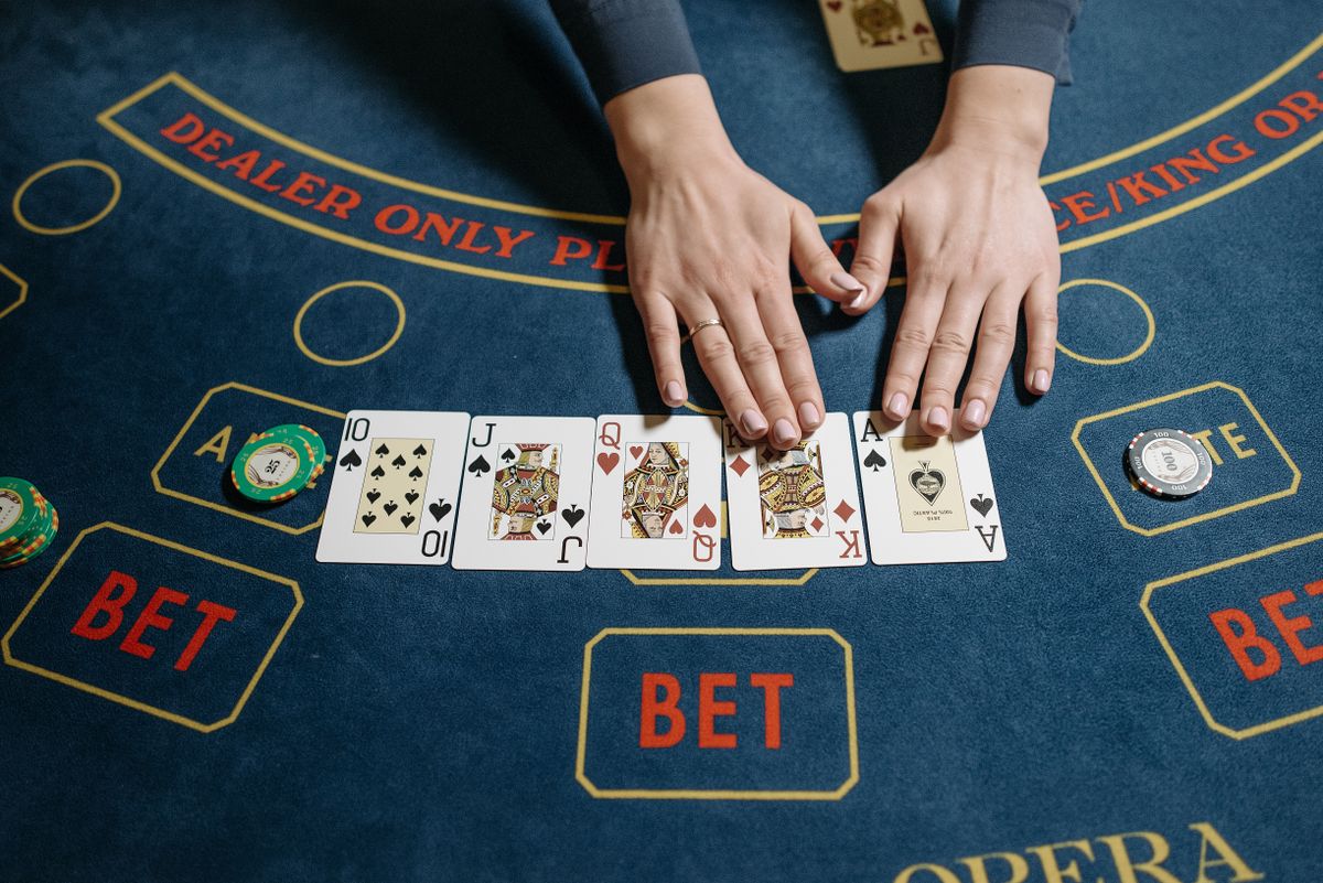 Live Dealer Etiquette and Tipping in the Philippines (2026): The VOSLOT.APP Guide to Chatting With Your Dealer